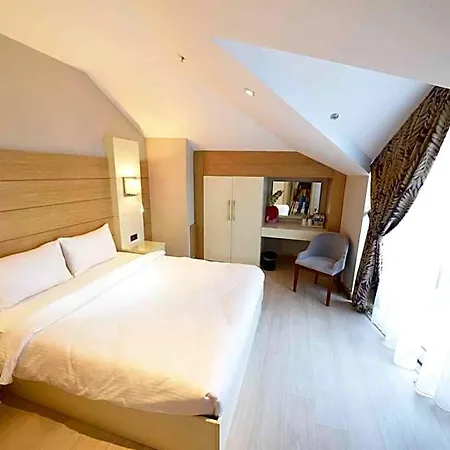 Le Mirage 4*