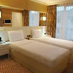 Le Mirage 4*